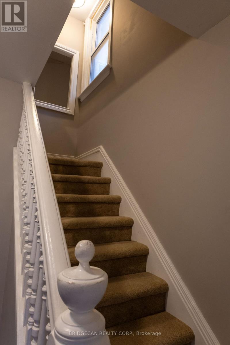 21 Sunset Avenue, Hamilton (Strathcona), Ontario  L8R 1V7 - Photo 7 - X12440211