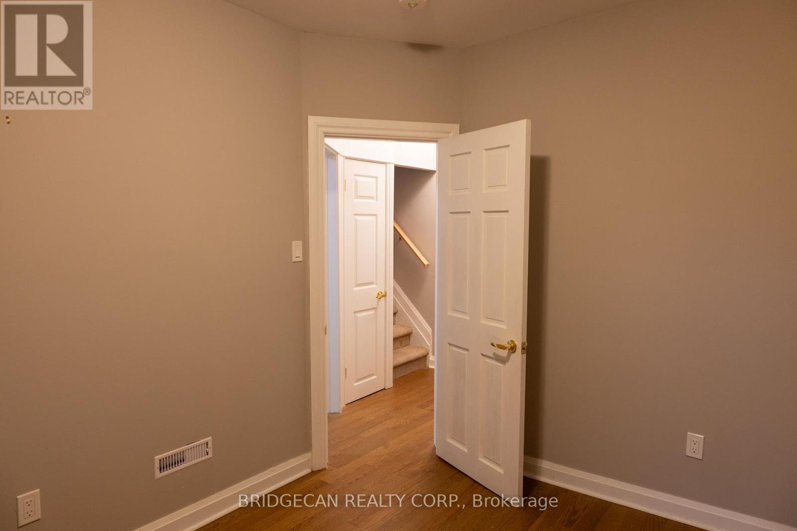 21 Sunset Avenue, Hamilton (Strathcona), Ontario  L8R 1V7 - Photo 22 - X12440211