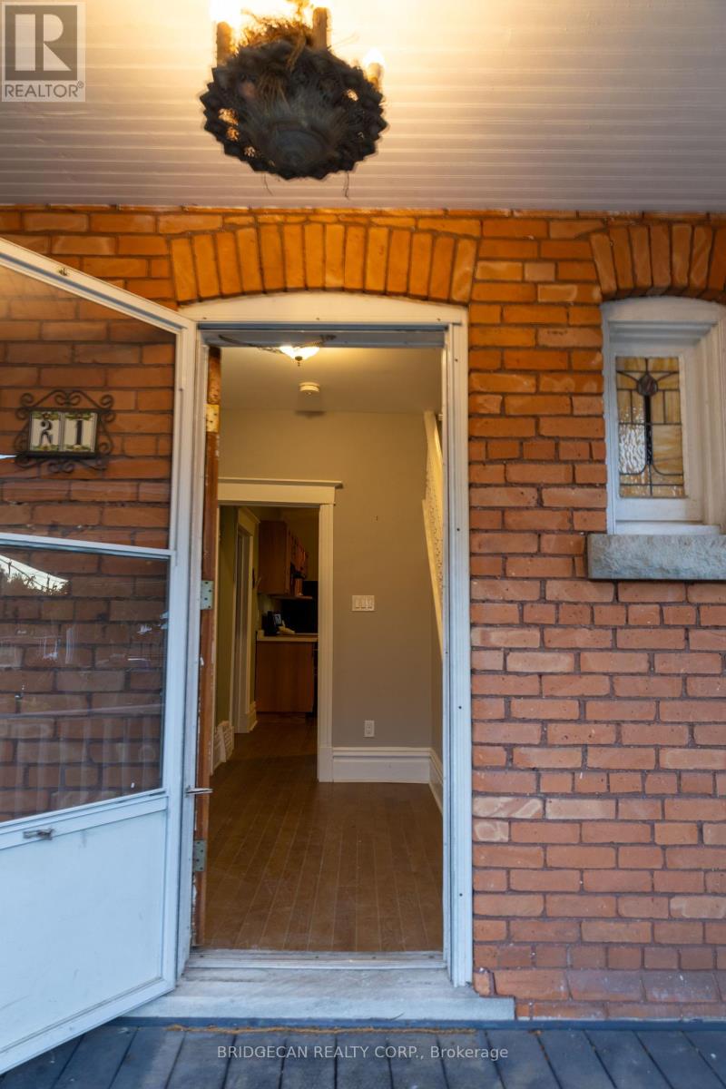 21 Sunset Avenue, Hamilton (Strathcona), Ontario  L8R 1V7 - Photo 5 - X12440211