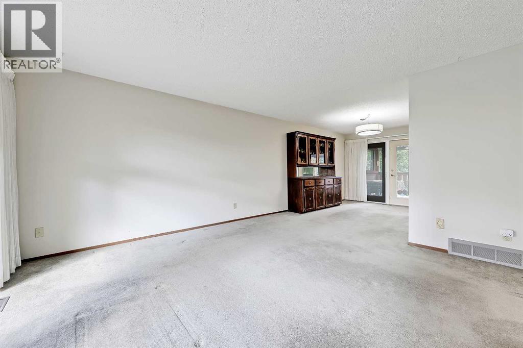 40 Woodview Court Sw, Calgary, Alberta  T2W 4X4 - Photo 12 - A2261139
