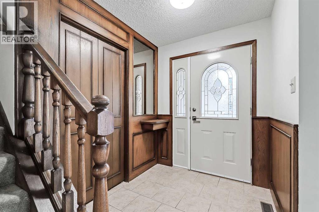40 Woodview Court Sw, Calgary, Alberta  T2W 4X4 - Photo 9 - A2261139