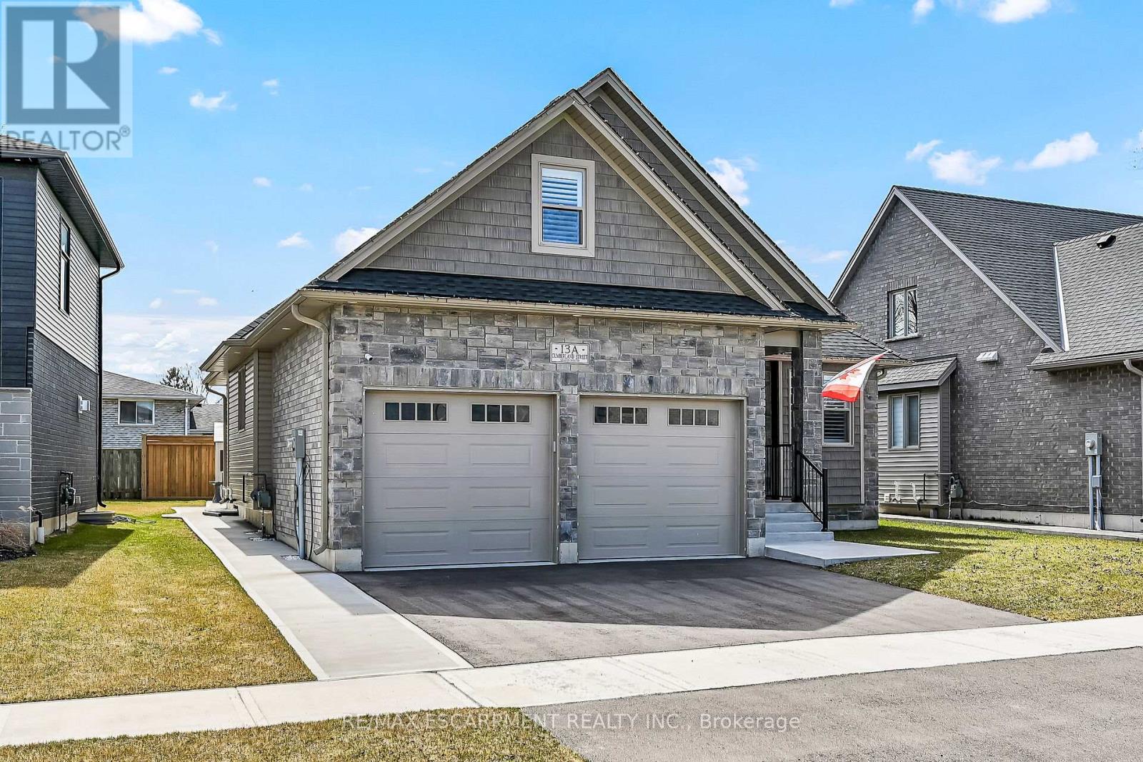 13a Cumberland Street, Brantford, Ontario  N3S 7J6 - Photo 3 - X12420874