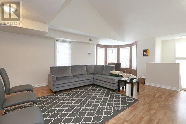 301 - 12 Brian Peck Crescent, Toronto (Leaside), Ontario  M4G 4K4 - Photo 4 - C12444131