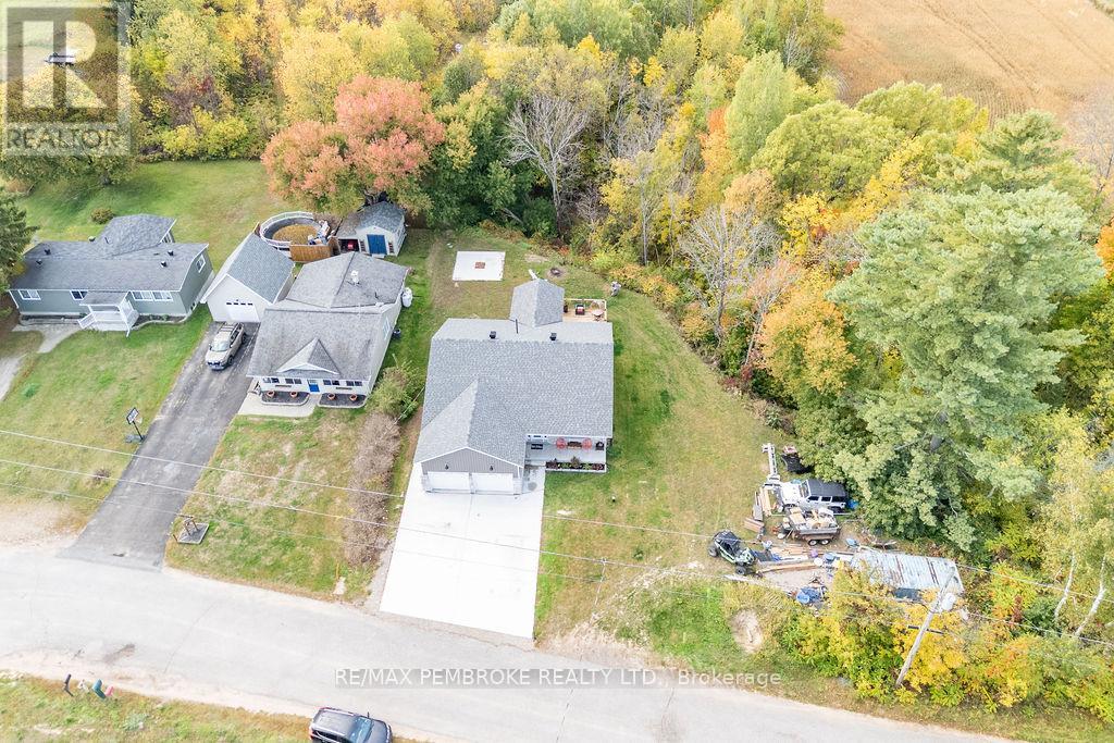 590 Schwan Road, Laurentian Valley, Ontario  K8A 6W8 - Photo 10 - X12444210