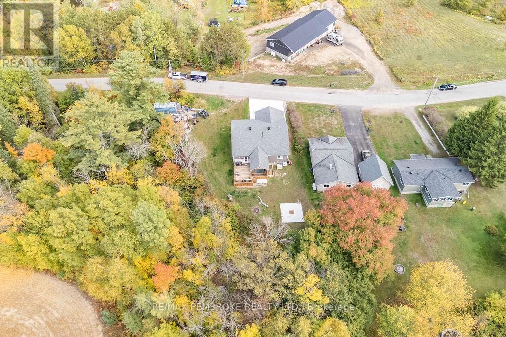 590 Schwan Road, Laurentian Valley, Ontario  K8A 6W8 - Photo 11 - X12444210