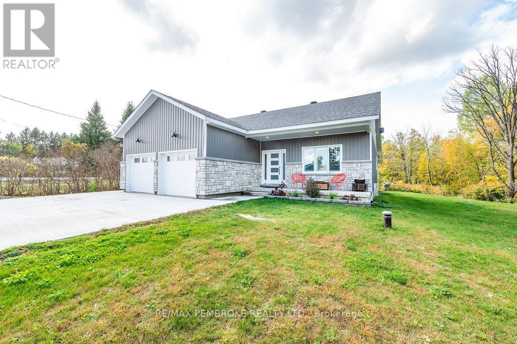 590 Schwan Road, Laurentian Valley, Ontario  K8A 6W8 - Photo 2 - X12444210