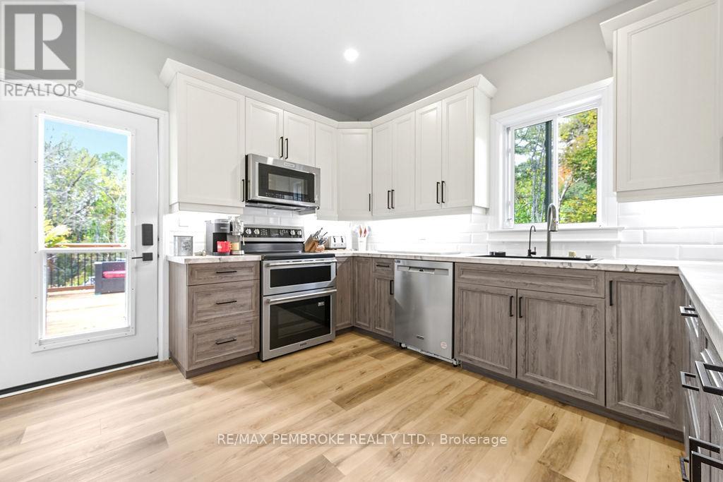 590 Schwan Road, Laurentian Valley, Ontario  K8A 6W8 - Photo 25 - X12444210