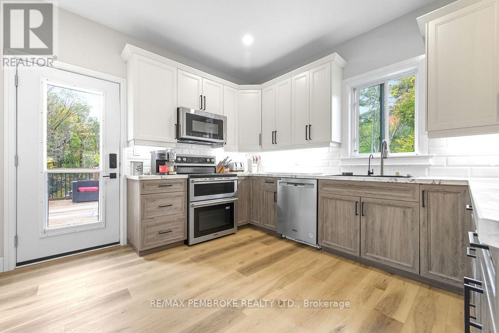 590 Schwan Road, Laurentian Valley, Ontario  K8A 6W8 - Photo 27 - X12444210