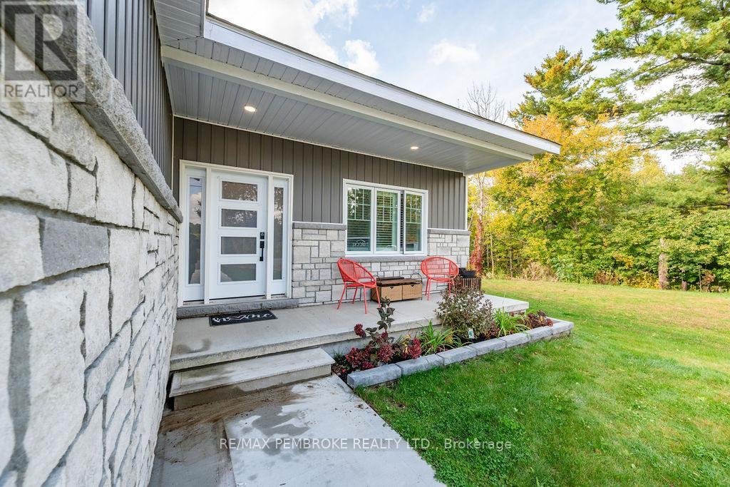 590 Schwan Road, Laurentian Valley, Ontario  K8A 6W8 - Photo 3 - X12444210