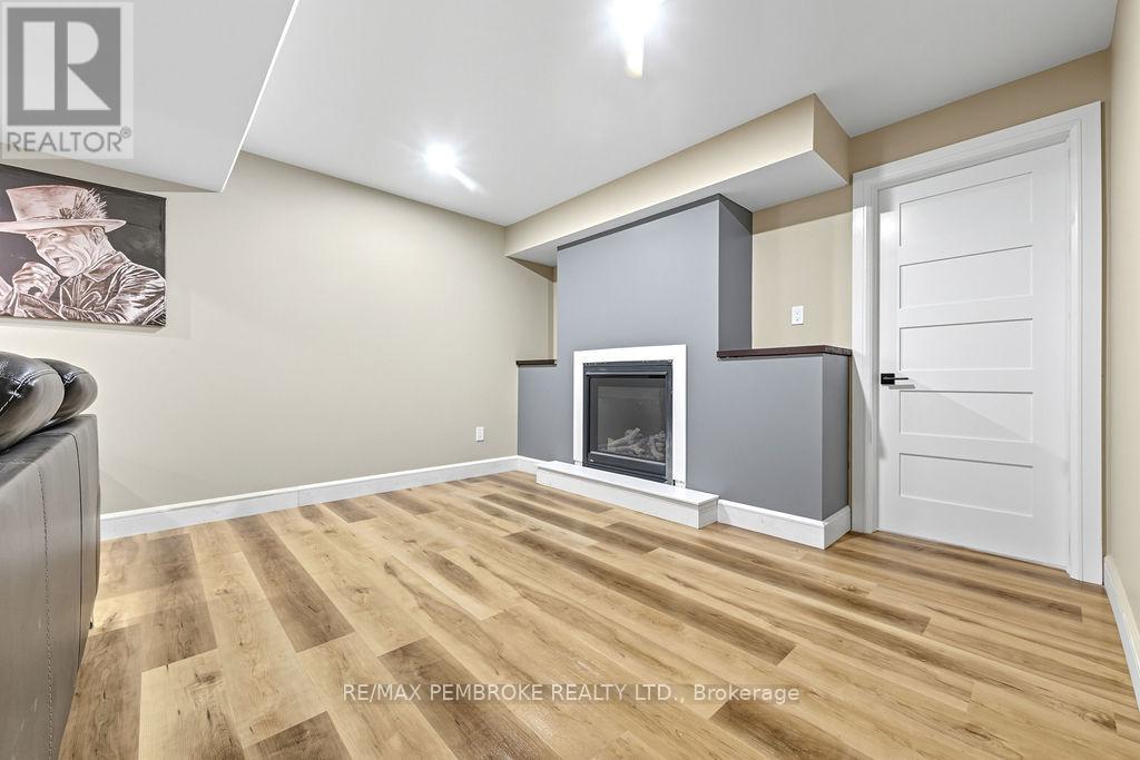 590 Schwan Road, Laurentian Valley, Ontario  K8A 6W8 - Photo 37 - X12444210