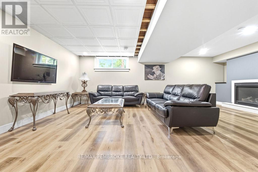 590 Schwan Road, Laurentian Valley, Ontario  K8A 6W8 - Photo 38 - X12444210