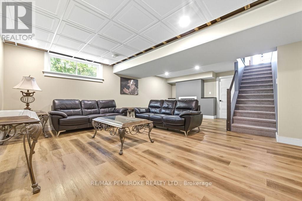 590 Schwan Road, Laurentian Valley, Ontario  K8A 6W8 - Photo 39 - X12444210
