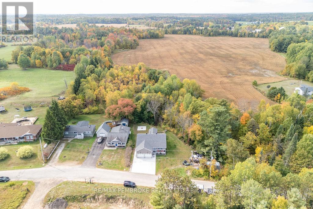 590 Schwan Road, Laurentian Valley, Ontario  K8A 6W8 - Photo 46 - X12444210