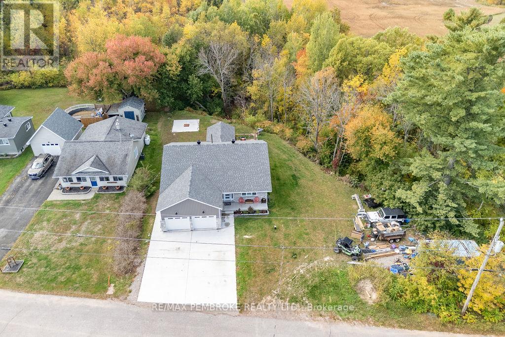 590 Schwan Road, Laurentian Valley, Ontario  K8A 6W8 - Photo 47 - X12444210