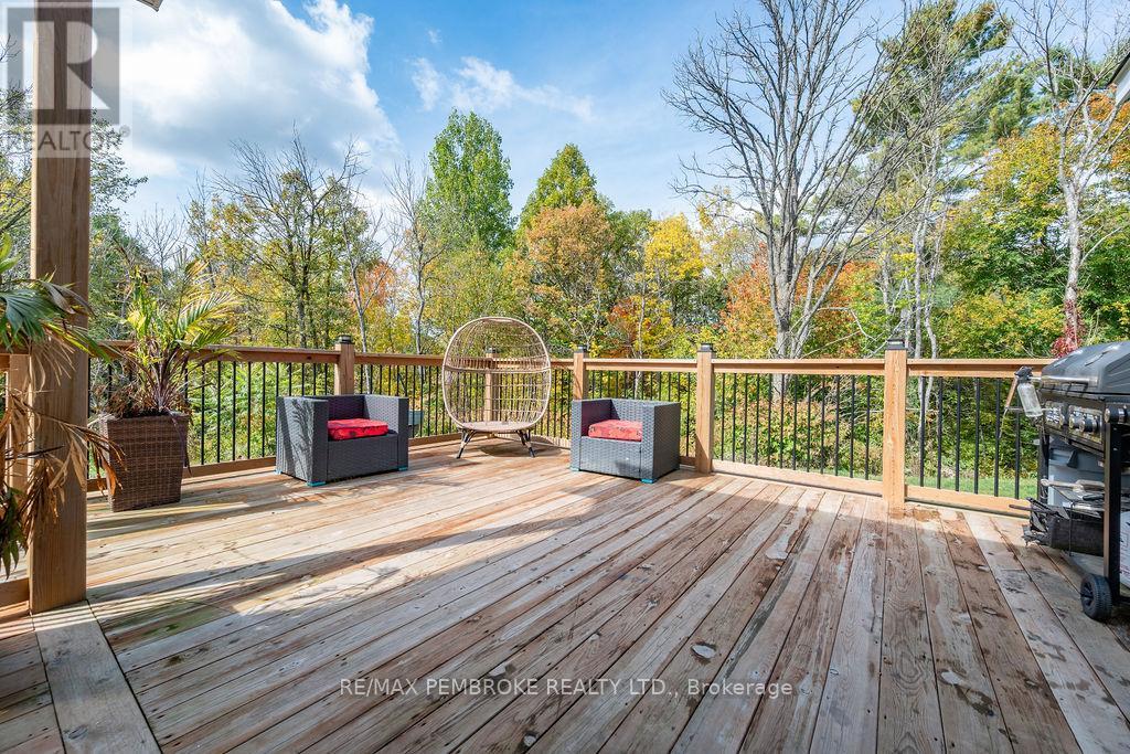 590 Schwan Road, Laurentian Valley, Ontario  K8A 6W8 - Photo 5 - X12444210