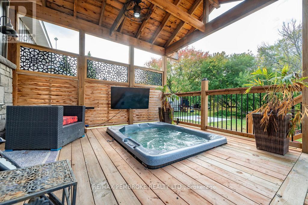 590 Schwan Road, Laurentian Valley, Ontario  K8A 6W8 - Photo 6 - X12444210