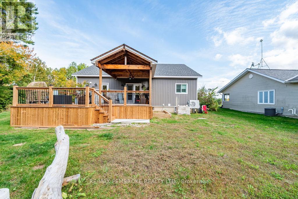 590 Schwan Road, Laurentian Valley, Ontario  K8A 6W8 - Photo 8 - X12444210