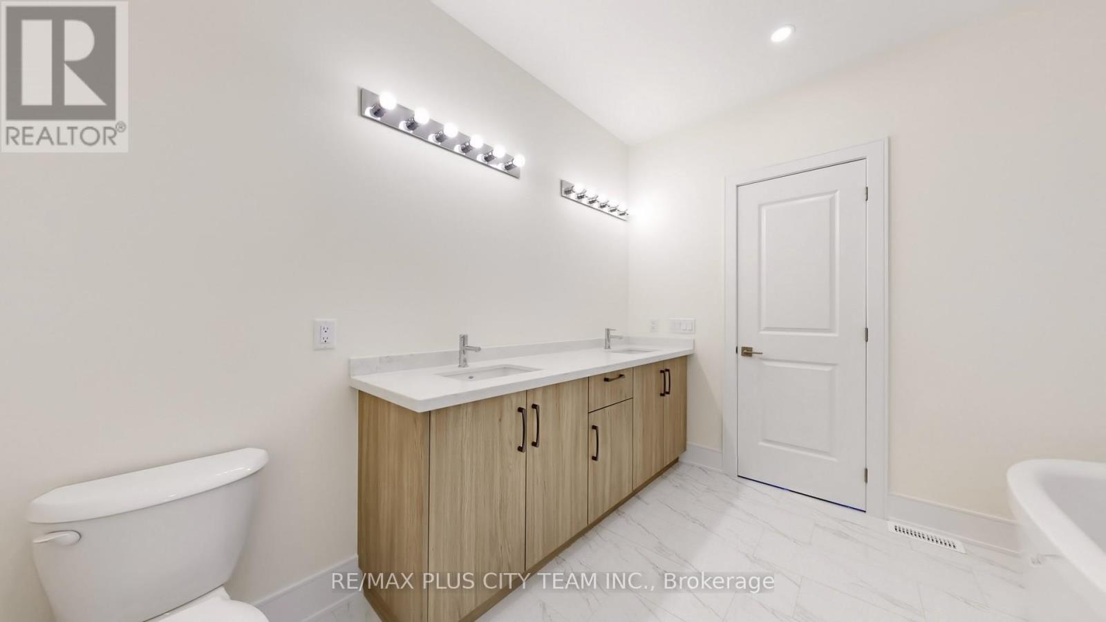 8 Saxby Farm Avenue, King (King City), Ontario  L7B 0T1 - Photo 33 - N12444080