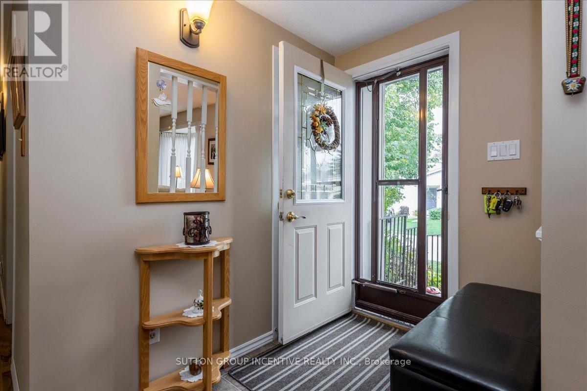 28 Linden Lane, Innisfil, Ontario  L9S 1N8 - Photo 3 - N12444135