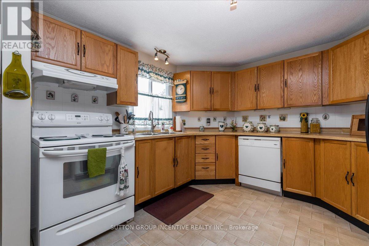 28 Linden Lane, Innisfil, Ontario  L9S 1N8 - Photo 7 - N12444135