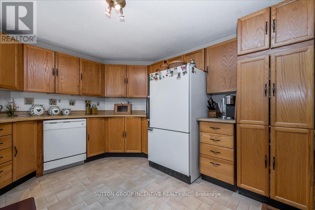 28 Linden Lane, Innisfil, Ontario  L9S 1N8 - Photo 8 - N12444135