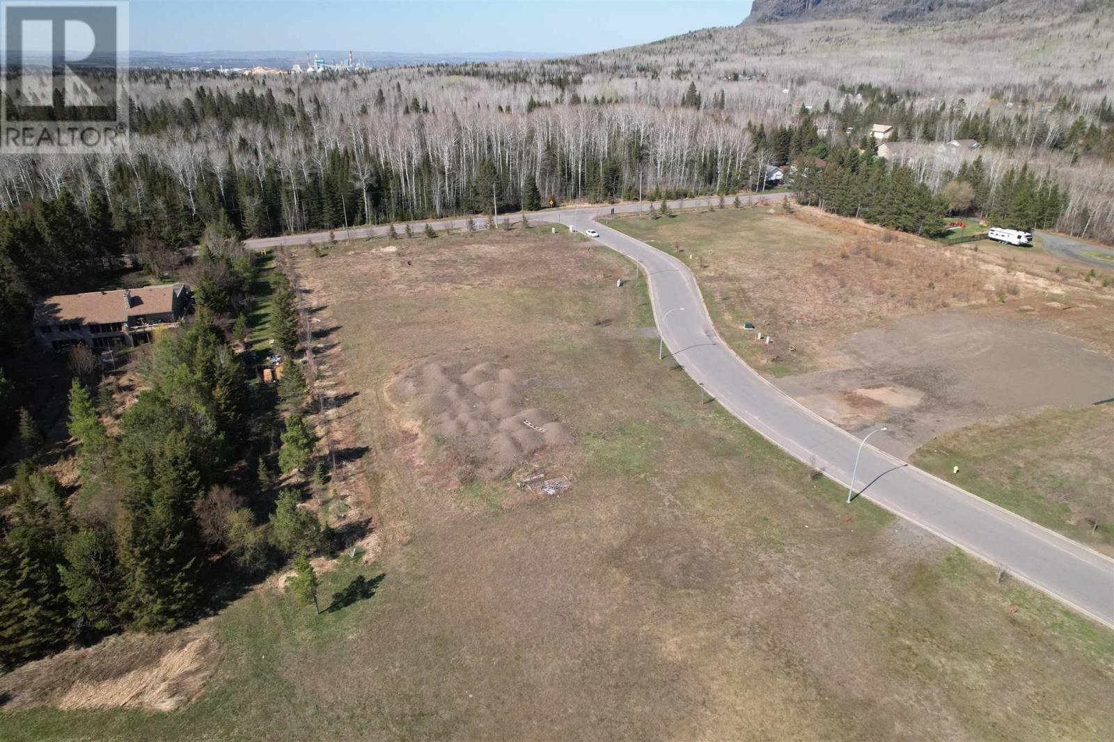 2015 Foothill Dr, Thunder Bay, Ontario  P7J 0L1 - Photo 2 - TB253143