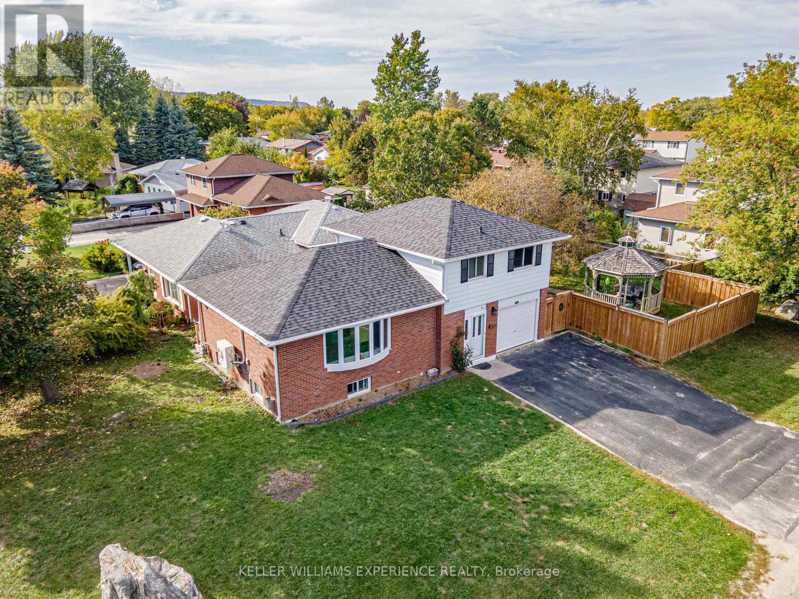 28 Gibbard Crescent, Collingwood, Ontario  L9Y 2C1 - Photo 2 - S12444109