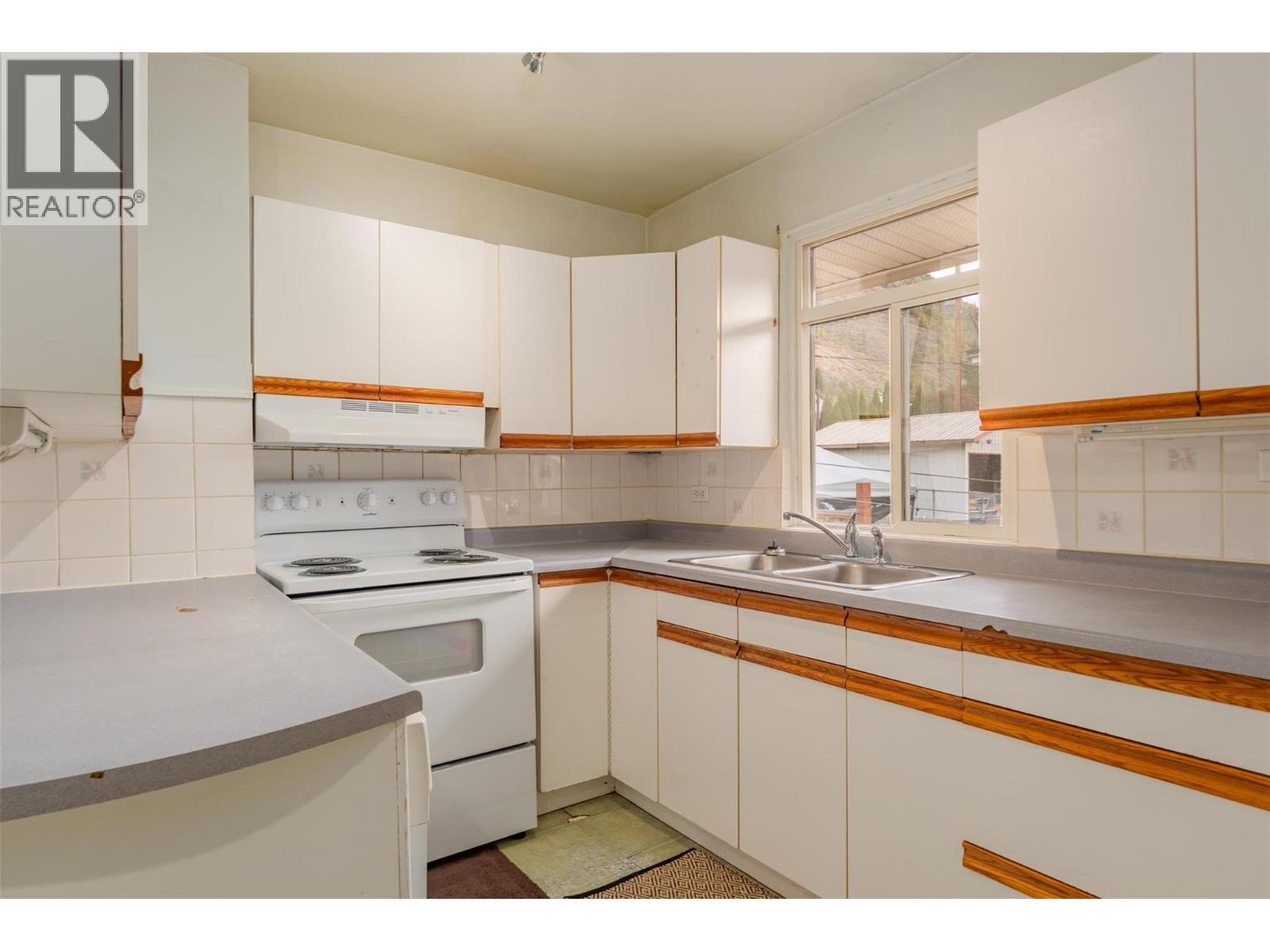 3141 Highway Drive, Trail, British Columbia  V1R 2T4 - Photo 8 - 10364809