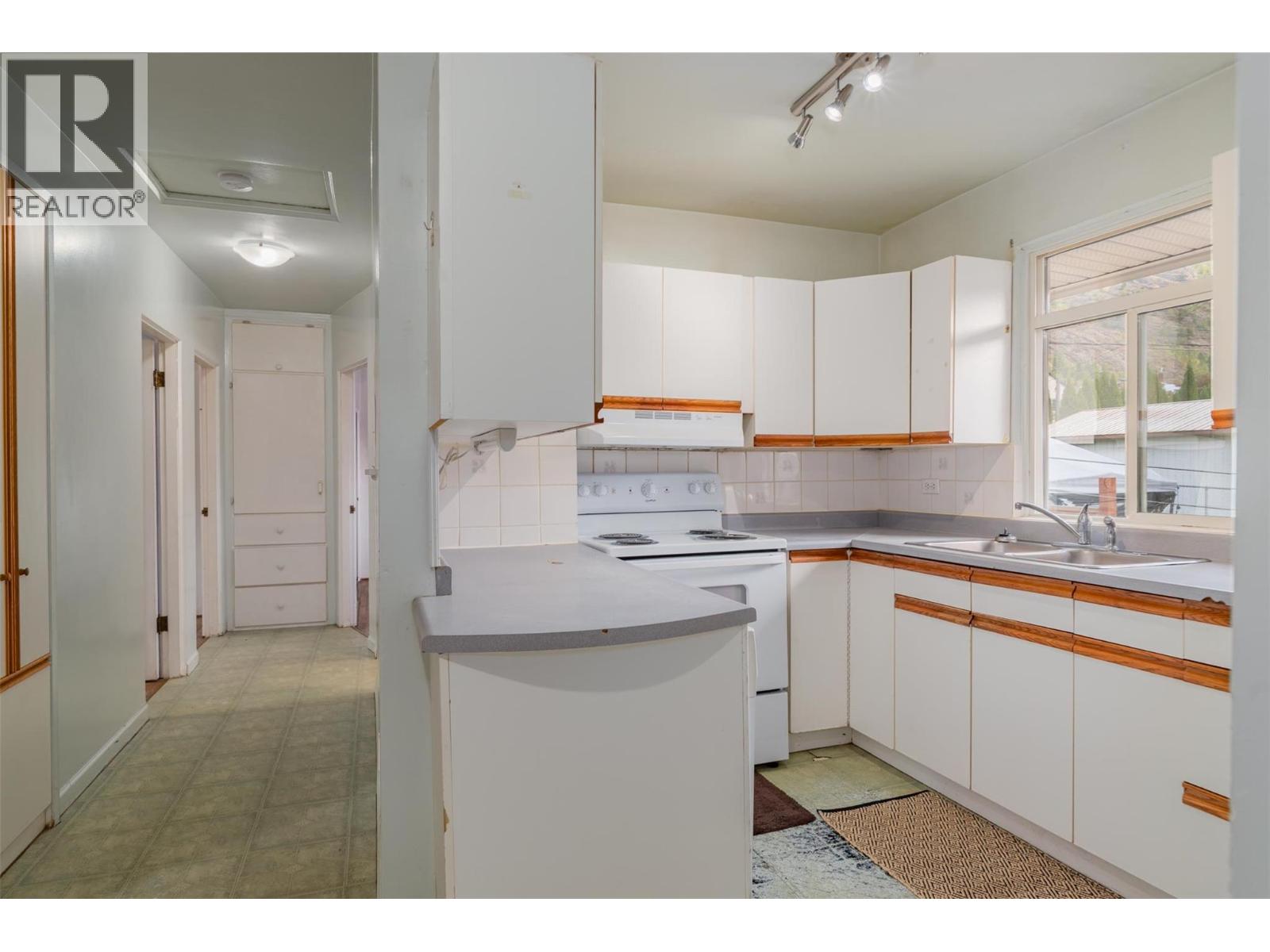 3141 Highway Drive, Trail, British Columbia  V1R 2T4 - Photo 10 - 10364809