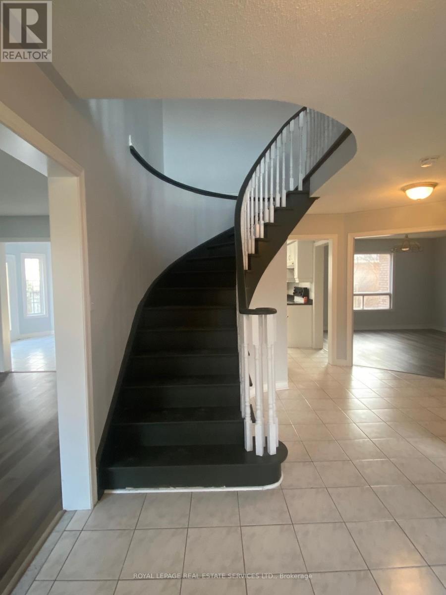 104 Inverhuron Trail, Oakville, Ontario  L6H 5Z4 - Photo 2 - W12444039