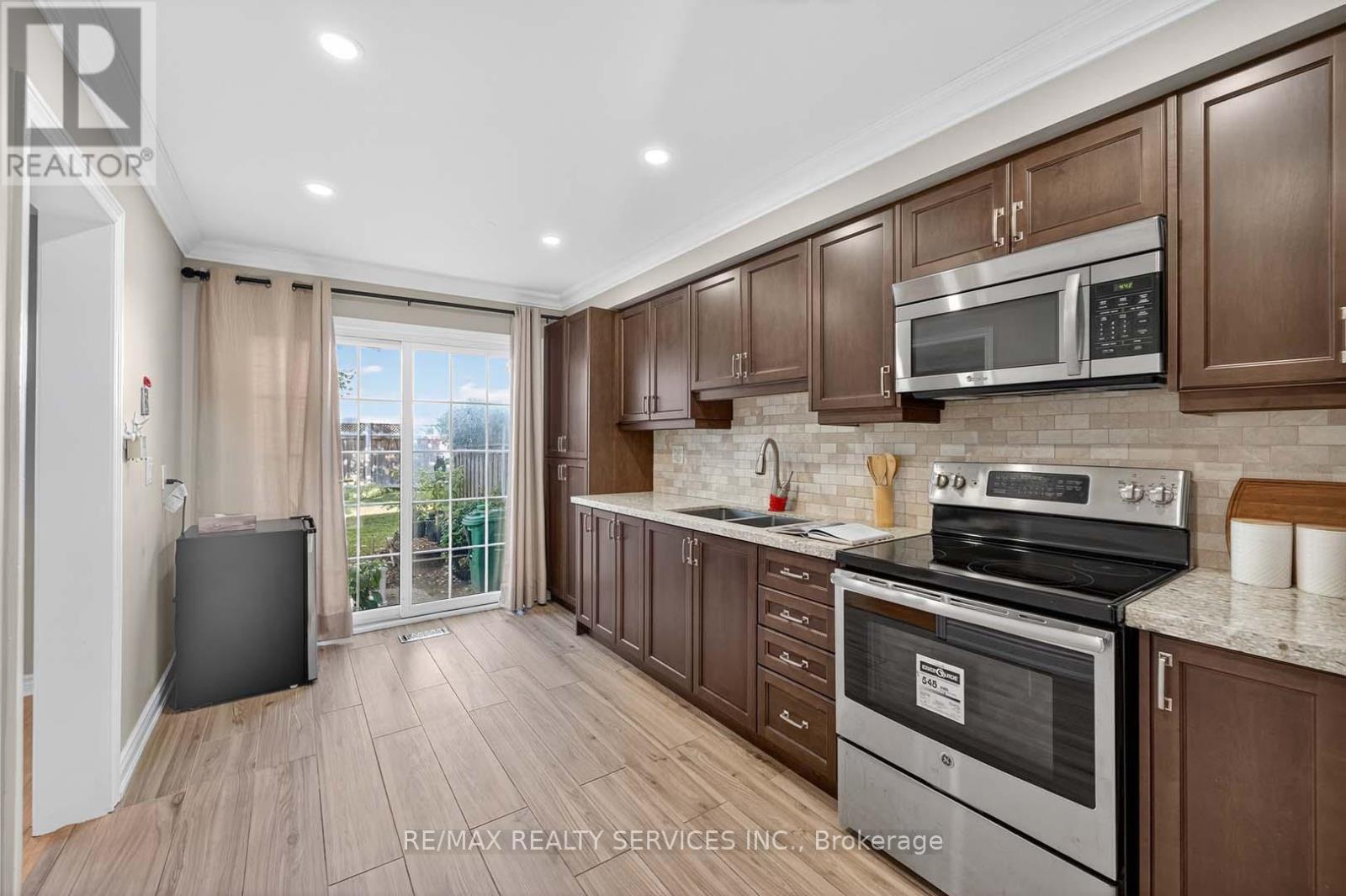 8 Hartnell Square, Brampton (Central Park), Ontario  L6S 5W7 - Photo 12 - W12444068