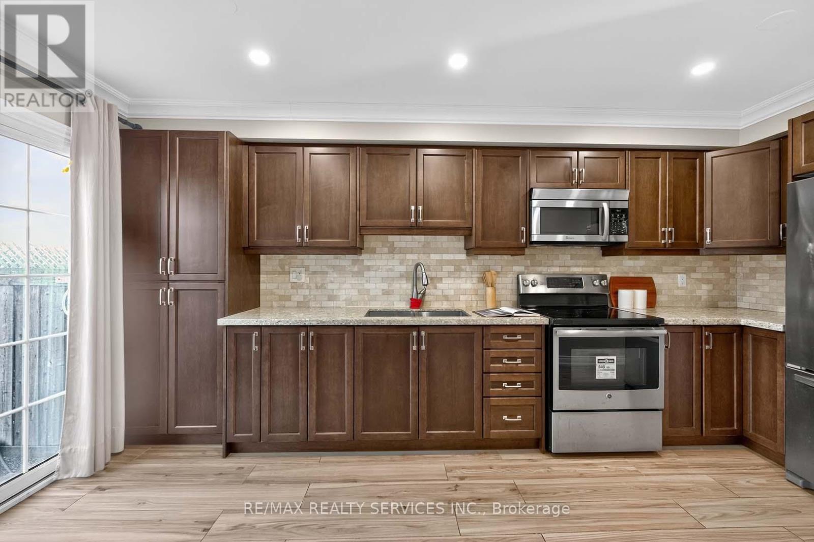 8 Hartnell Square, Brampton (Central Park), Ontario  L6S 5W7 - Photo 13 - W12444068