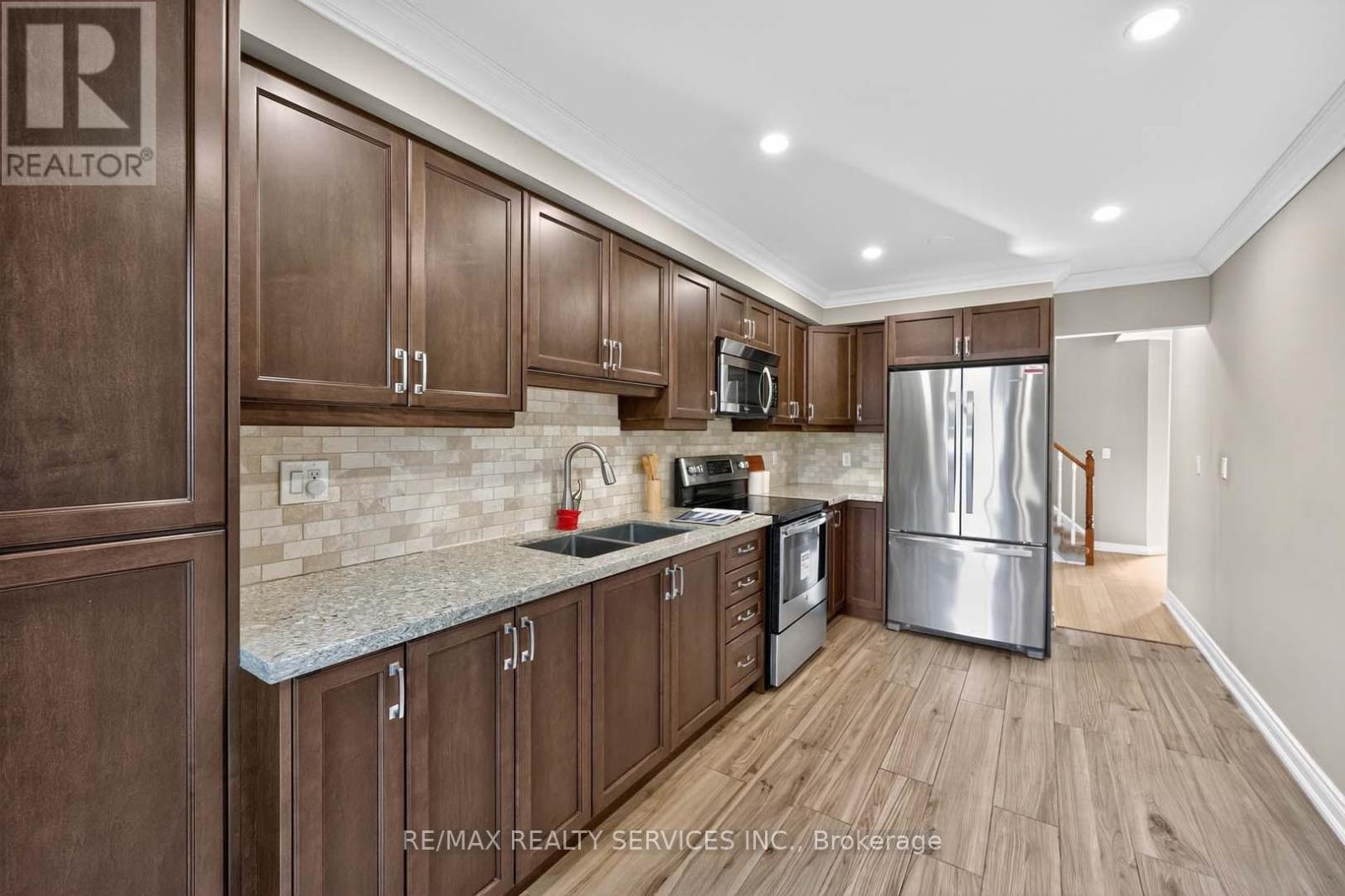 8 Hartnell Square, Brampton (Central Park), Ontario  L6S 5W7 - Photo 14 - W12444068