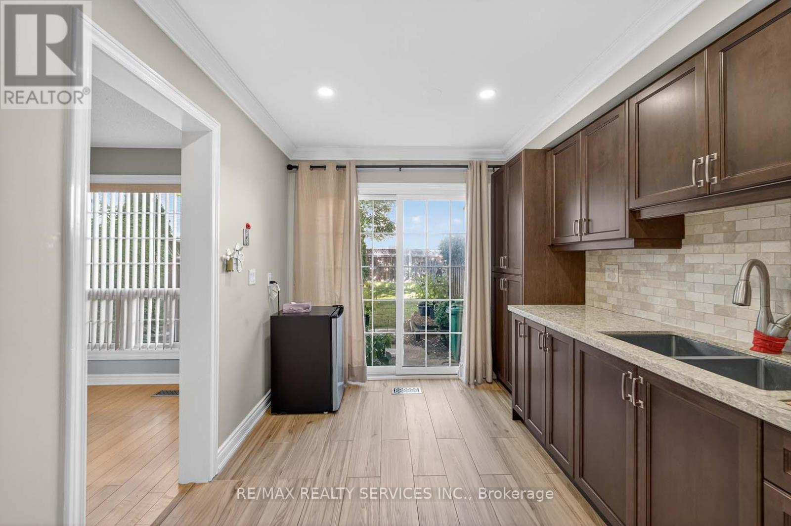 8 Hartnell Square, Brampton (Central Park), Ontario  L6S 5W7 - Photo 15 - W12444068