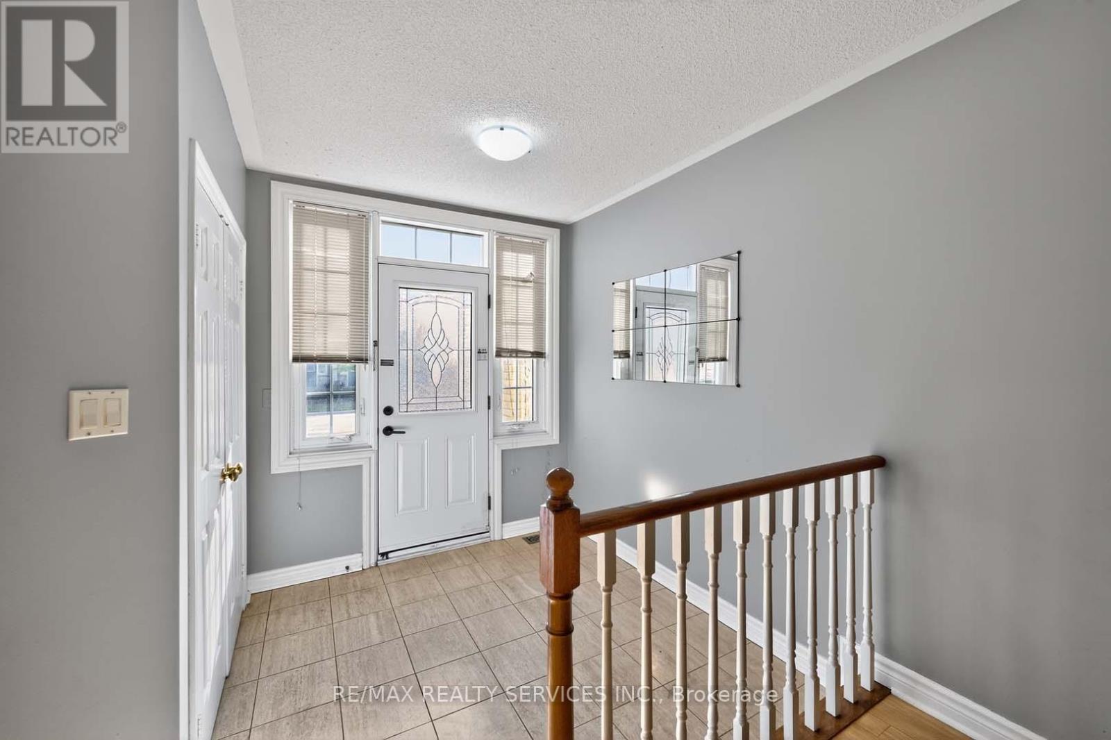 8 Hartnell Square, Brampton (Central Park), Ontario  L6S 5W7 - Photo 3 - W12444068