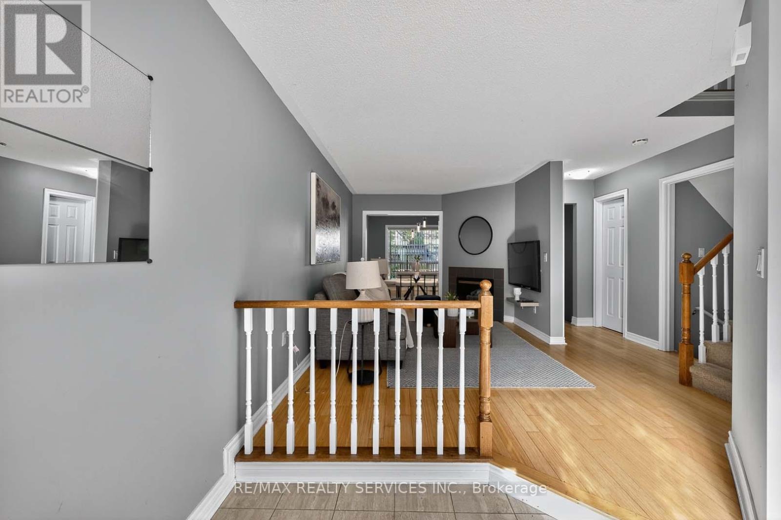 8 Hartnell Square, Brampton (Central Park), Ontario  L6S 5W7 - Photo 4 - W12444068