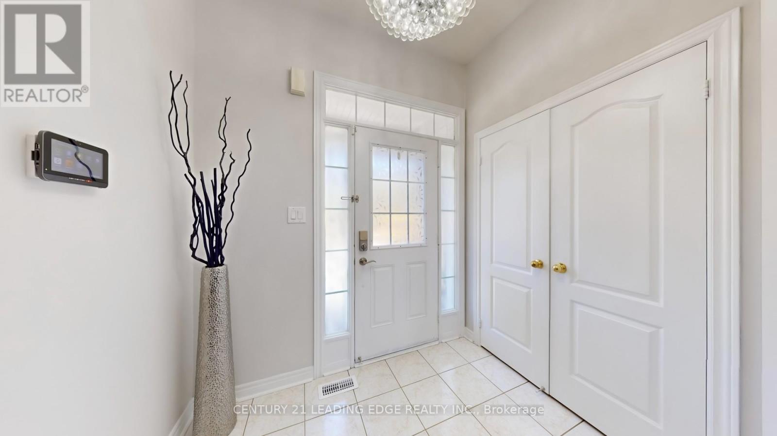 113 Sugarhill Drive, Brampton (Fletcher's Meadow), Ontario  L7A 3X3 - Photo 5 - W12444086