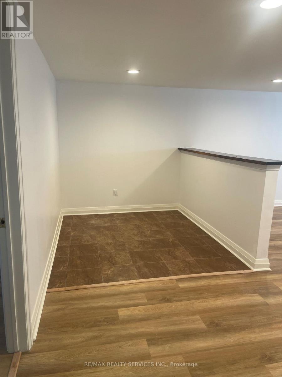 Lower - 2 Craig Street, Brampton, Ontario  L6Y 1H9 - Photo 11 - W12444104