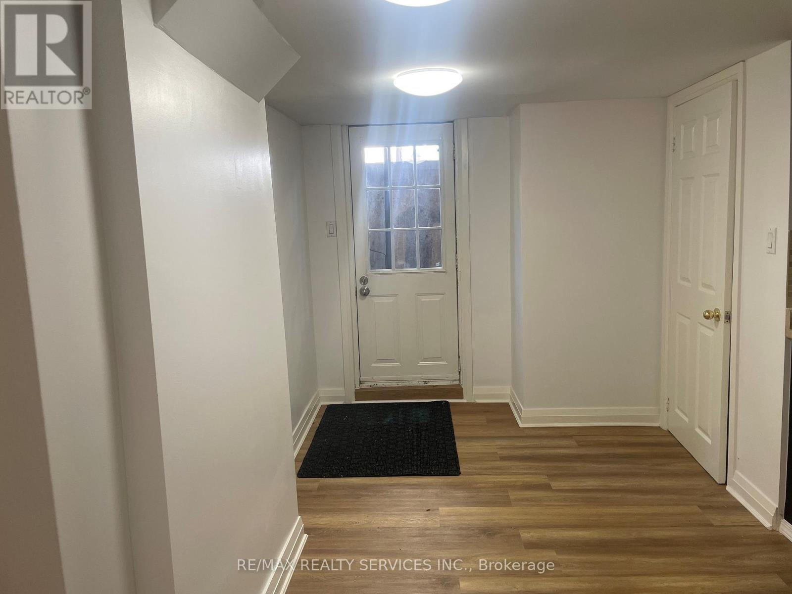 Lower - 2 Craig Street, Brampton, Ontario  L6Y 1H9 - Photo 3 - W12444104