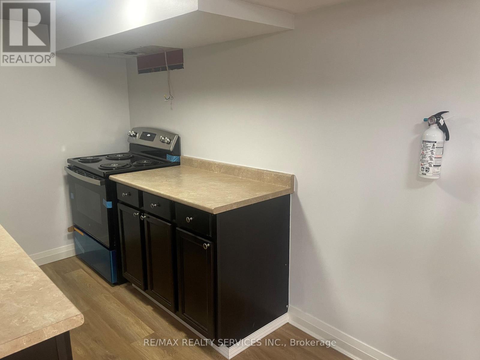 Lower - 2 Craig Street, Brampton, Ontario  L6Y 1H9 - Photo 6 - W12444104