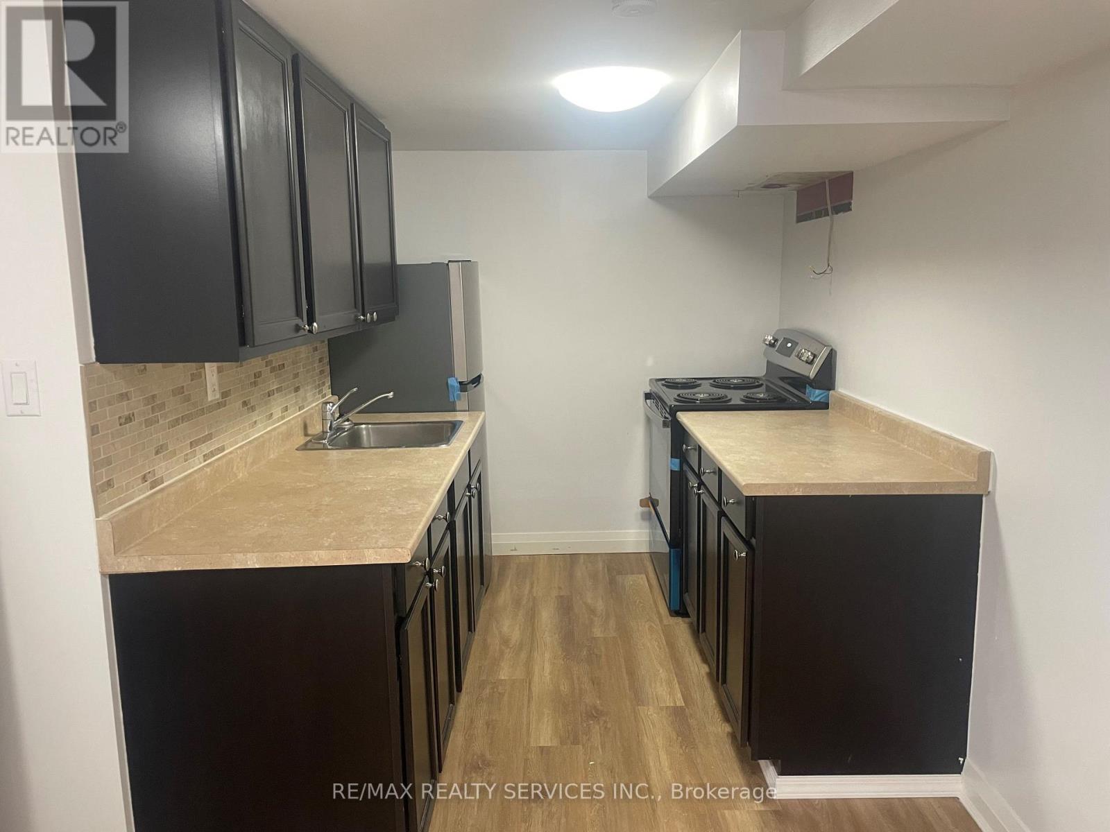 Lower - 2 Craig Street, Brampton, Ontario  L6Y 1H9 - Photo 8 - W12444104
