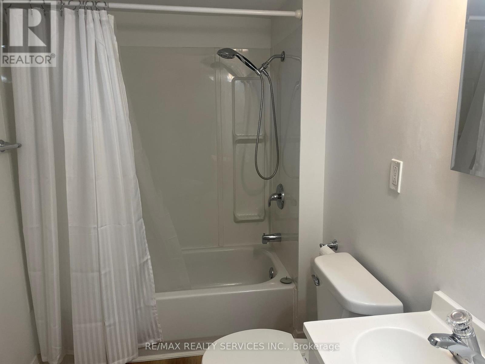 Lower - 2 Craig Street, Brampton, Ontario  L6Y 1H9 - Photo 9 - W12444104