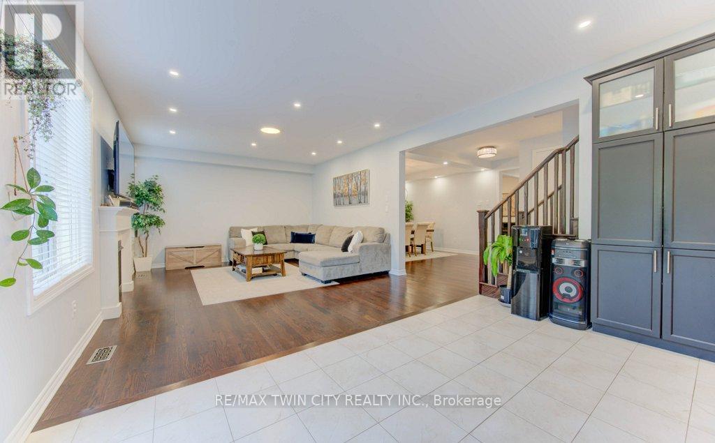 231 Grovehill Crescent, Kitchener, Ontario  N2R 0K8 - Photo 11 - X12444061