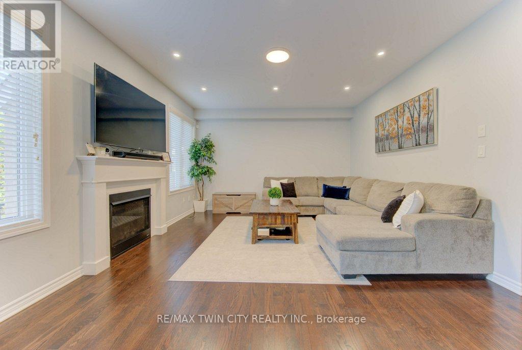 231 Grovehill Crescent, Kitchener, Ontario  N2R 0K8 - Photo 12 - X12444061