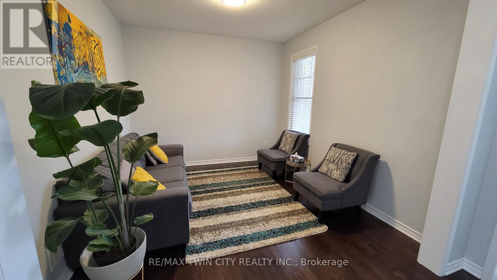 231 Grovehill Crescent, Kitchener, Ontario  N2R 0K8 - Photo 4 - X12444061