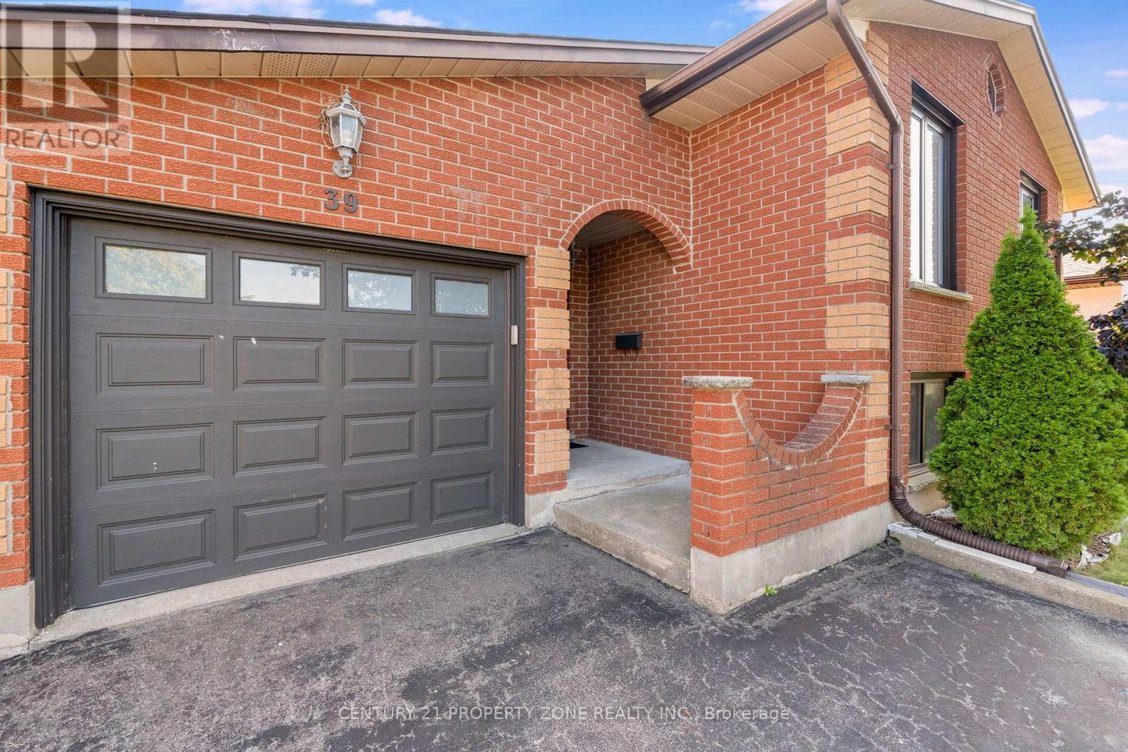 39 Southview Crescent, Cambridge, Ontario  N1P 1A3 - Photo 2 - X12444098