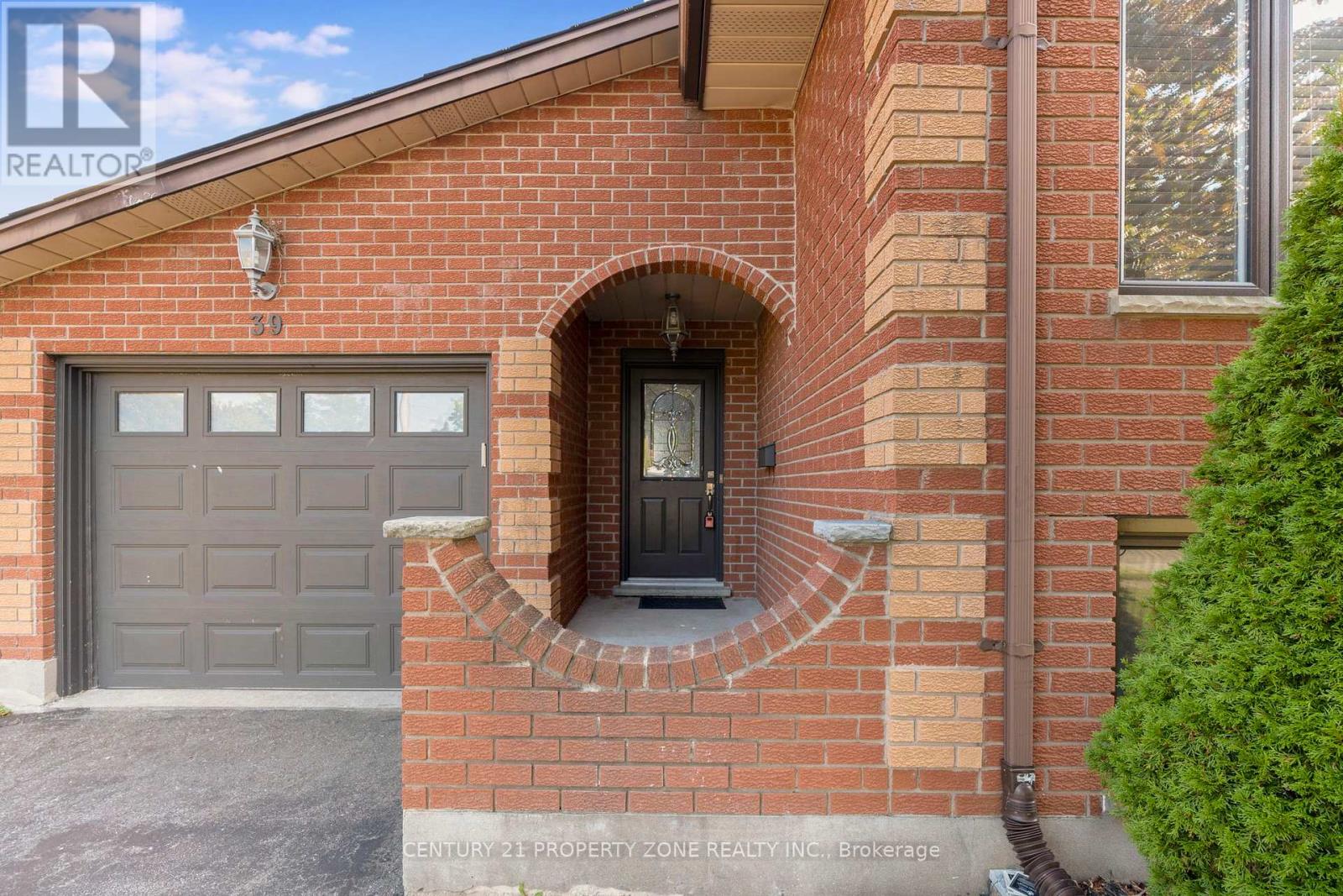 39 Southview Crescent, Cambridge, Ontario  N1P 1A3 - Photo 3 - X12444098