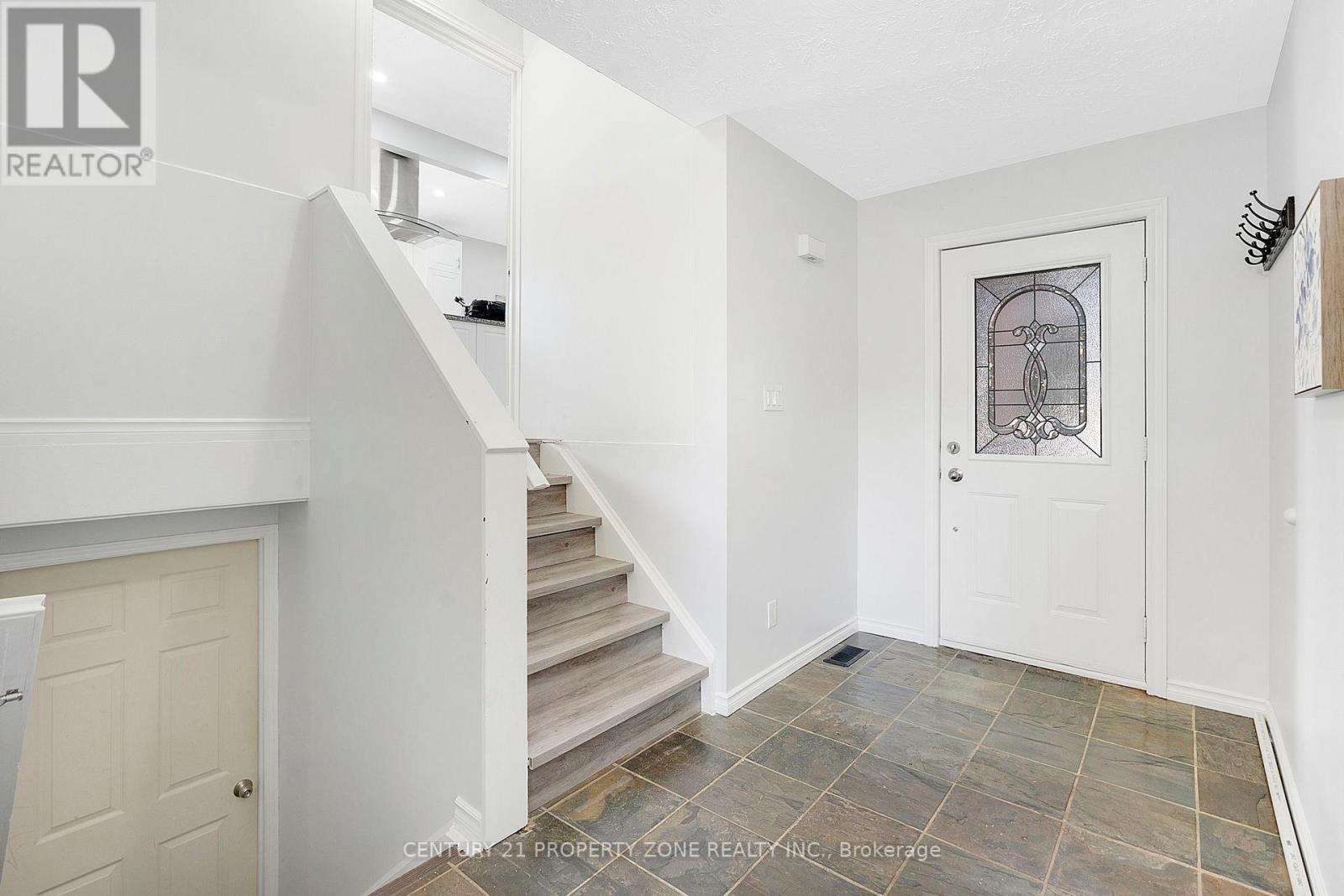 39 Southview Crescent, Cambridge, Ontario  N1P 1A3 - Photo 4 - X12444098