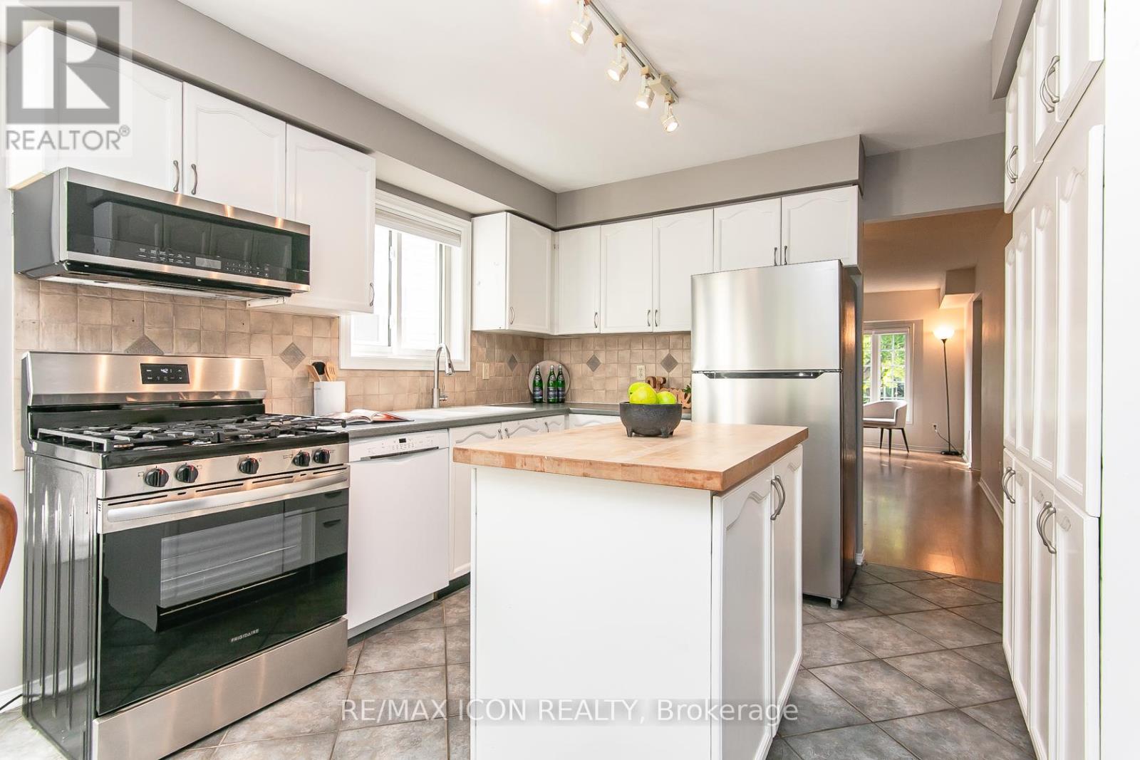 210 Philip Court, Centre Wellington (Fergus), Ontario  N1M 3M9 - Photo 12 - X12444122