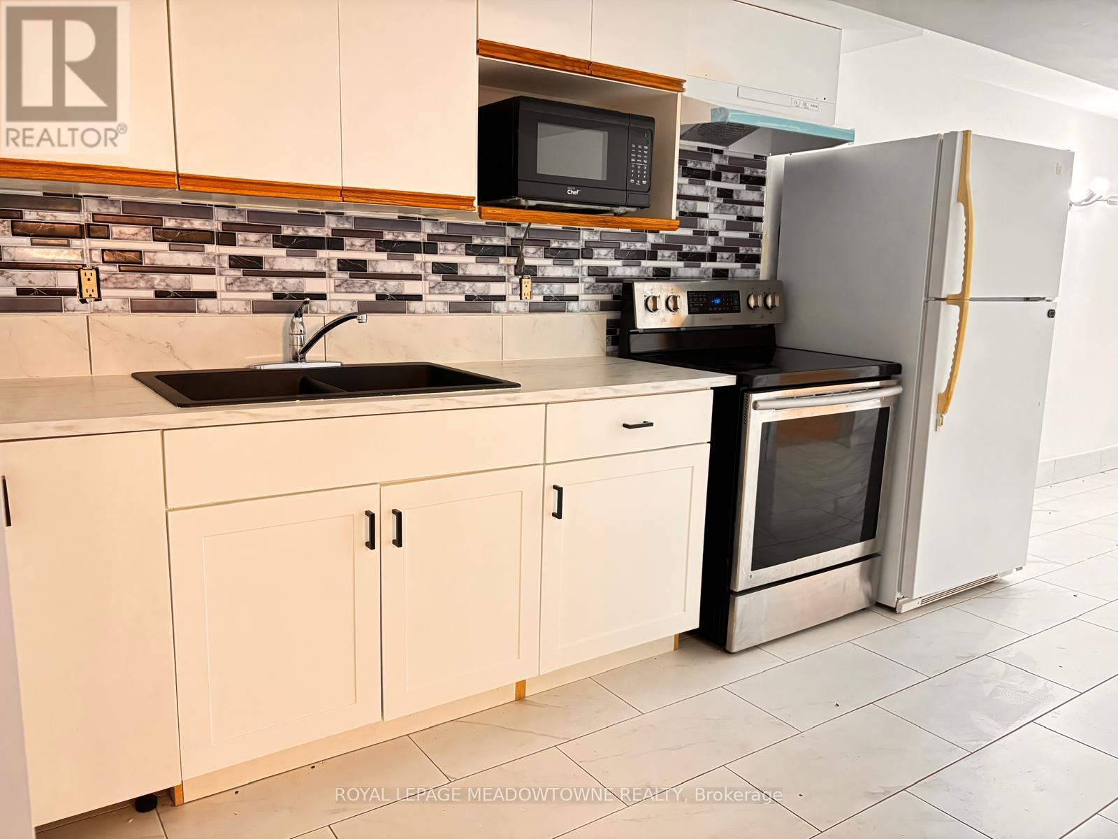 15 Lafayette Drive, St. Catharines, Ontario  L2N 6C1 - Photo 5 - X12444130